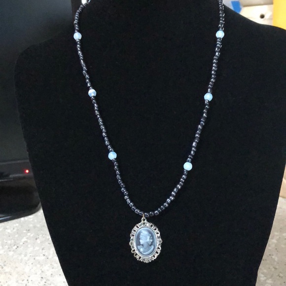 Glass bead Cameo necklace - Picture 5 of 5